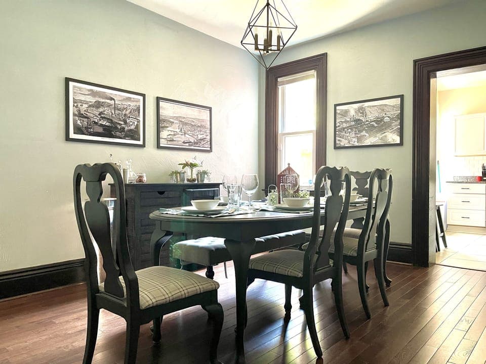 Dinning Room (Room for 6-8)