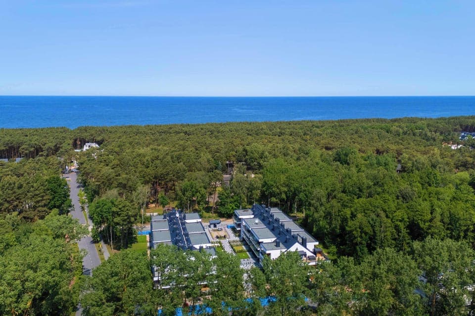 Modern apartment in Międzywodzie, surrounded by forest, with a sea view and a flat roof with solar panels. A perfect spot for relaxing close to nature.