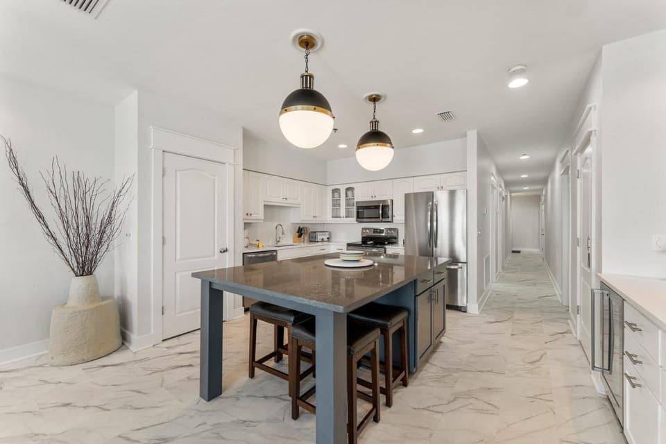 Kitchen with Breakfast Bar