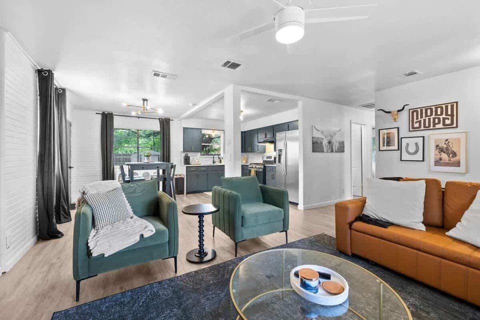 Elegant living area featuring high-end furniture and sophisticated décor. This space blends luxury and comfort, creating a stylish atmosphere perfect for relaxation and entertaining. With carefully curated pieces and exquisite design, it offers both 