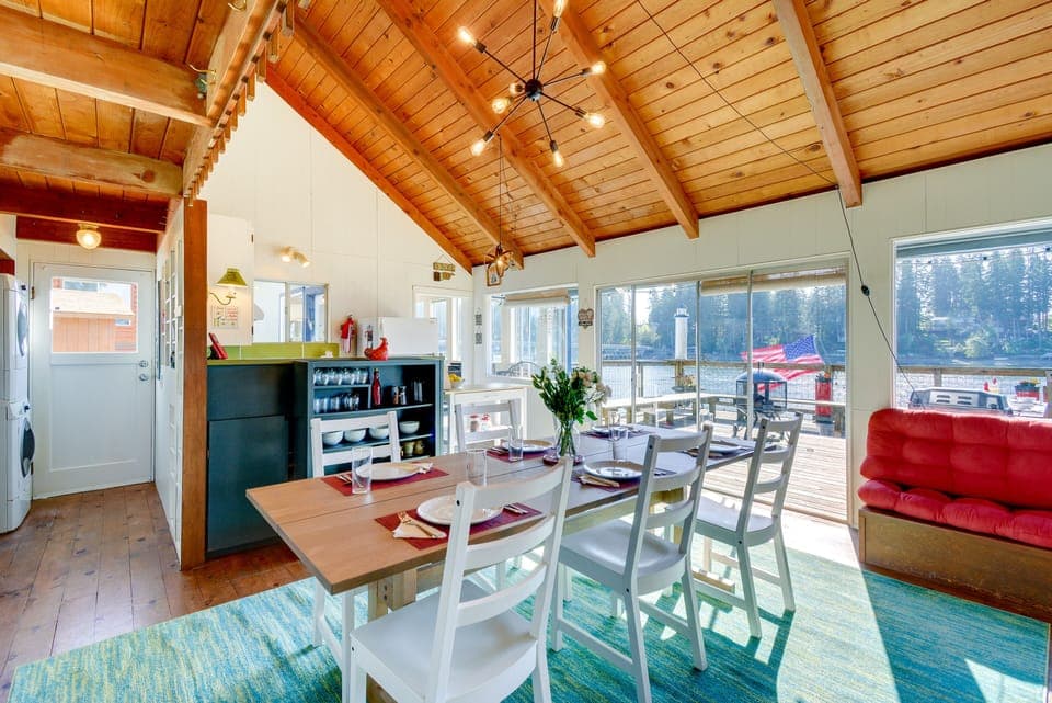 Dining Table | Dishware/Flatware Provided