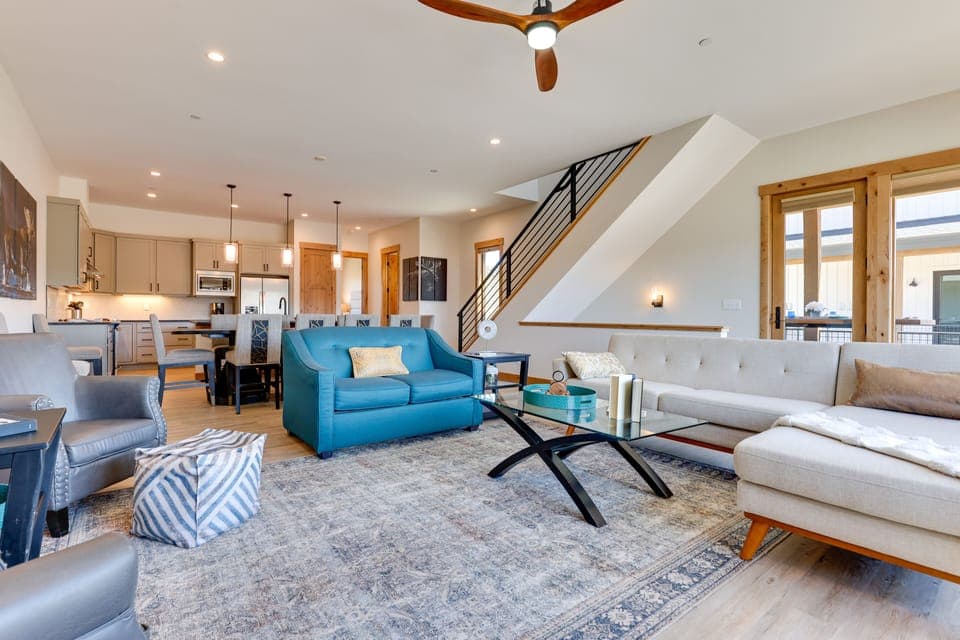 Living Room | 2nd Floor | Smart TV | Free WiFi | Deck Access