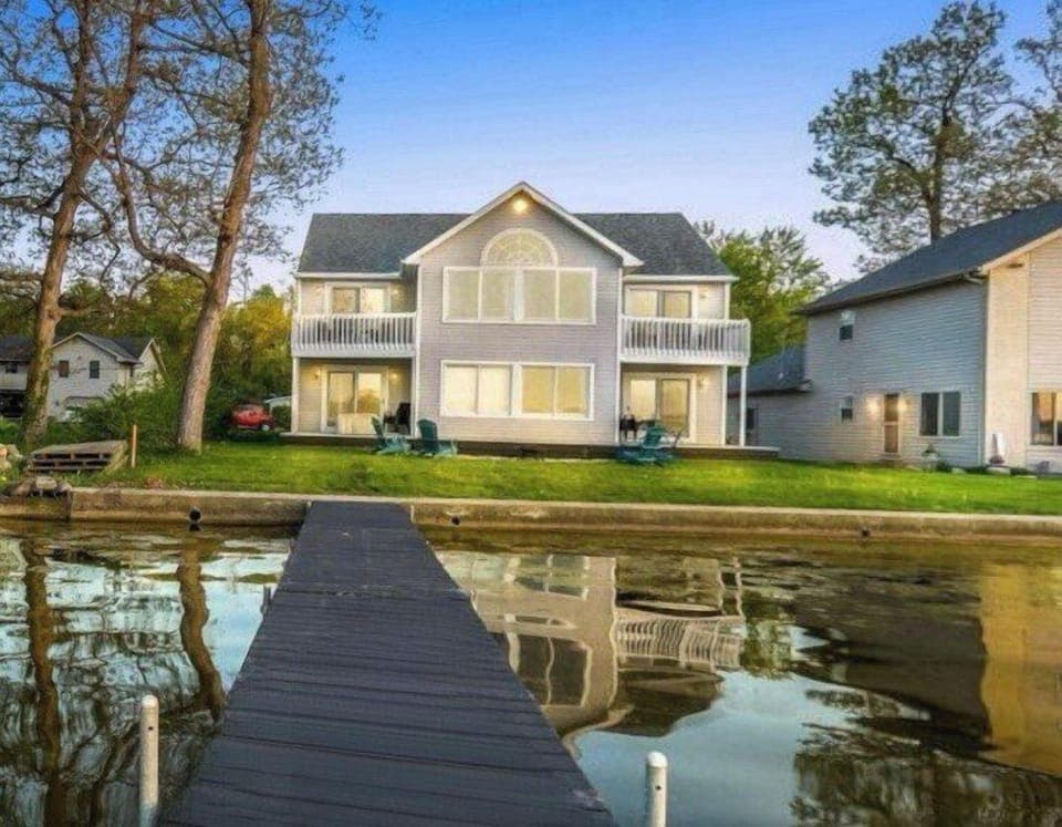 Private all-sports lakefront with pier! Bring your boat and get on the lake!