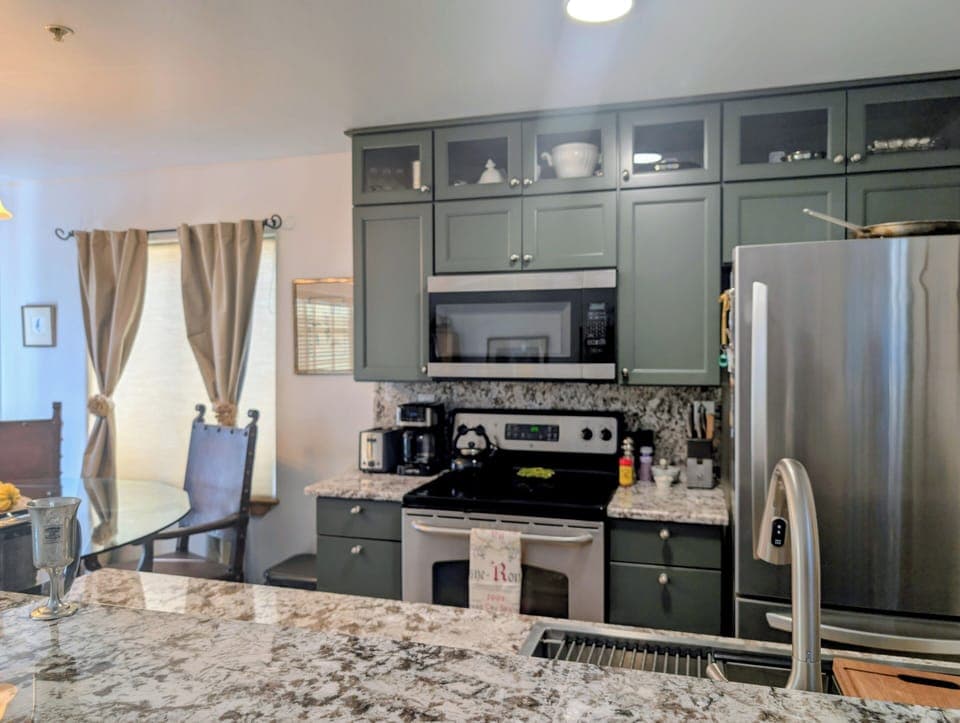 kitchen, oven, stovetop, microwave, refrigerator,
water filter, coffee maker 