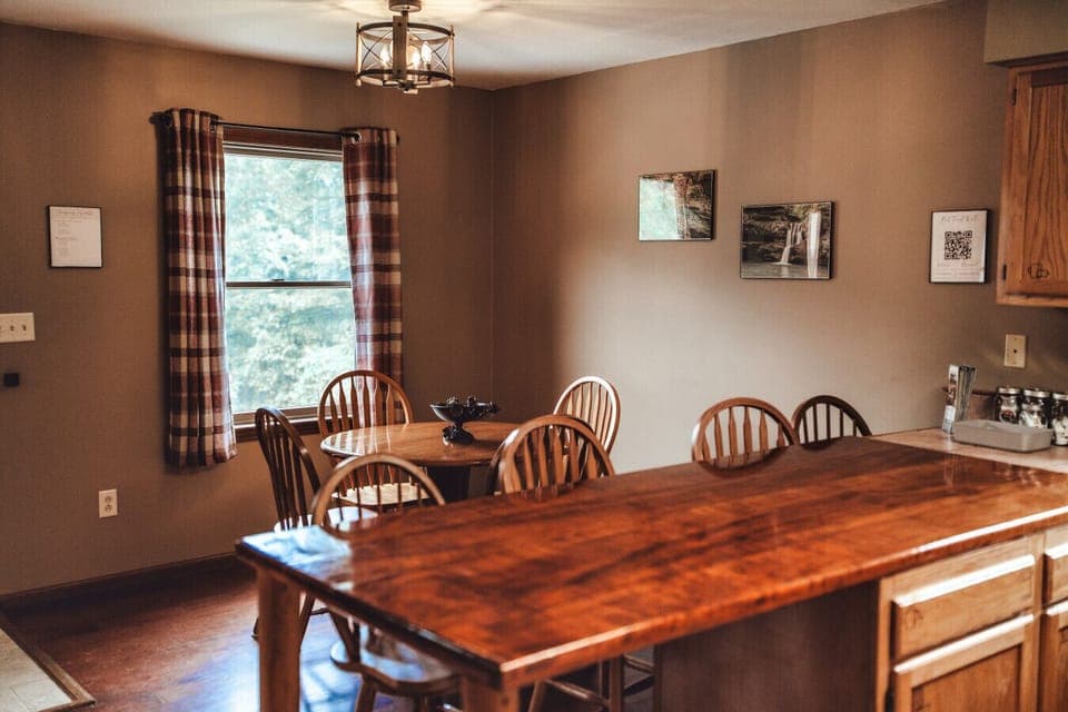 There is plenty of room for the entire group to enjoy a nice meal.