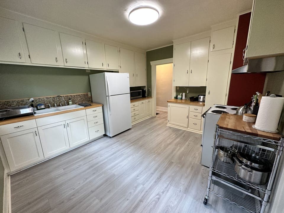 Well-equipped Kitchen includes pantry items
*does not have a dishwasher