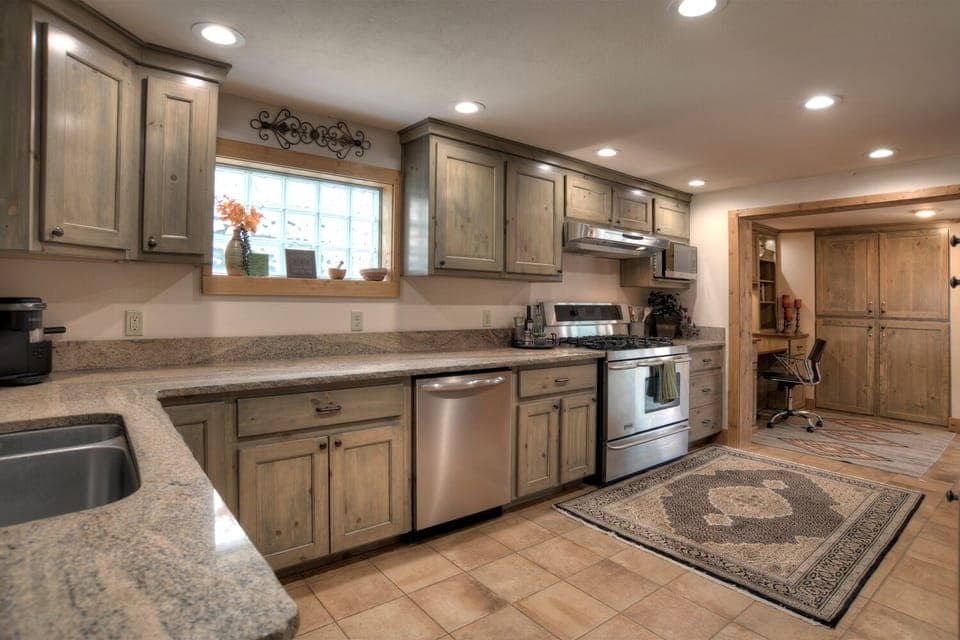 Gourmet kitchen