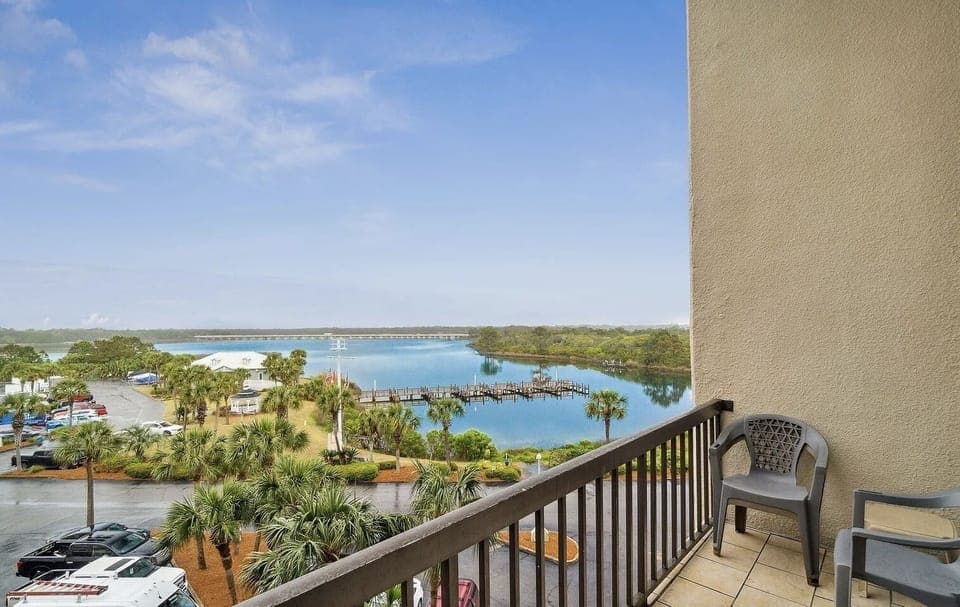 This balcony offers a front-row seat to nature's beauty of Lake Powell. 