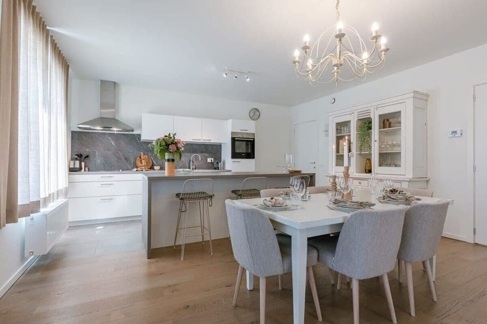 Open diningarea and kitchen