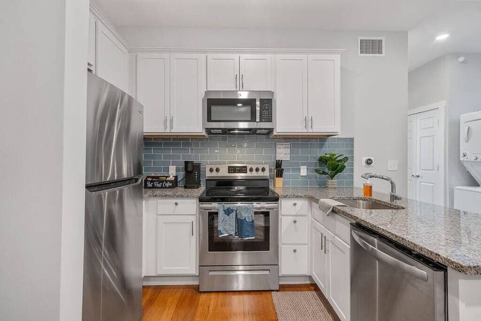 Full Kitchen - Electric Stove, Microwave, Dishwasher, Fridge, Fully Equipped, Granite Countertops
