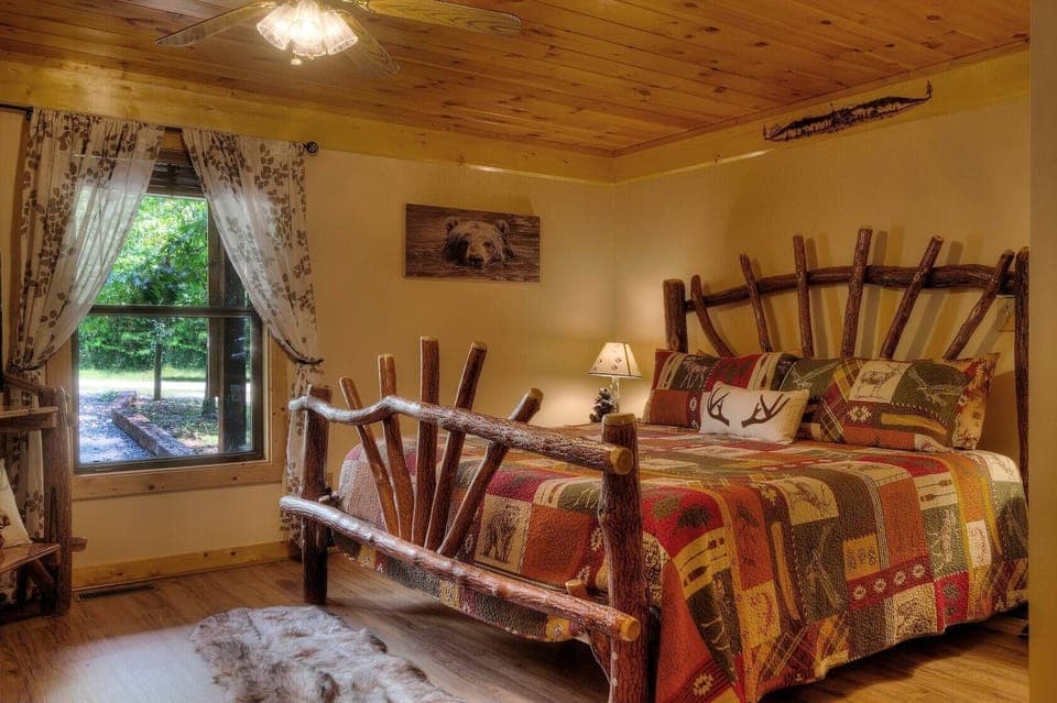 MAIN FLOOR - King Bed!