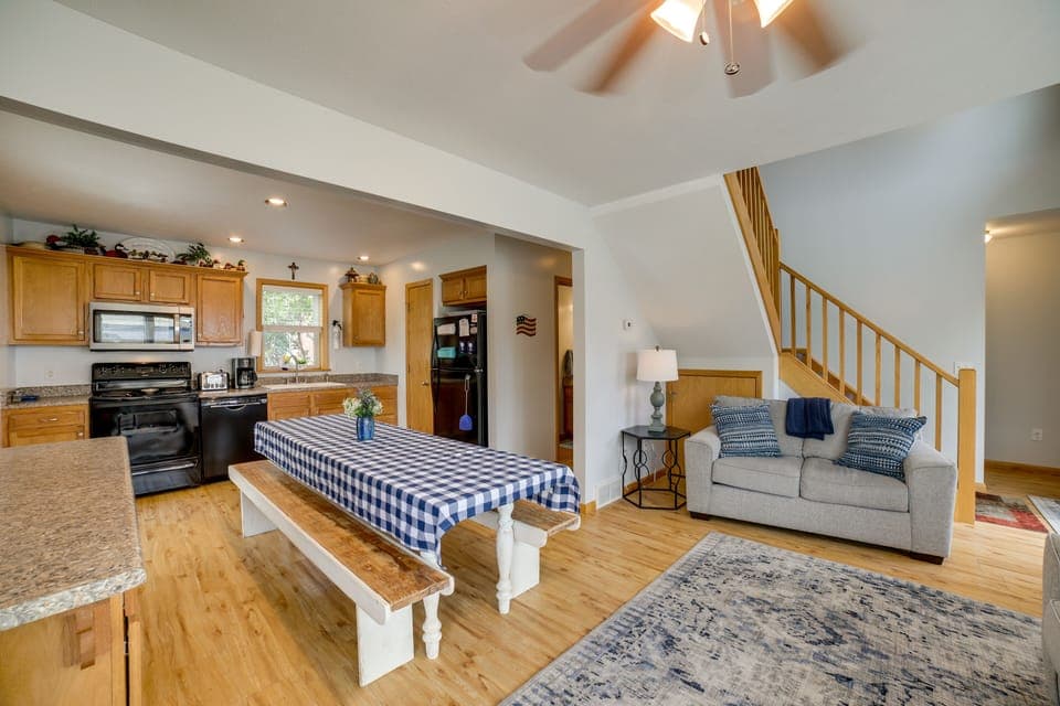 Dining Area | Dishware & Flatware Provided