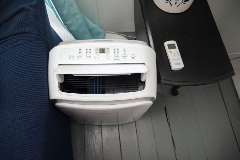 The living room / attic space is cooled and heated using a standing unit