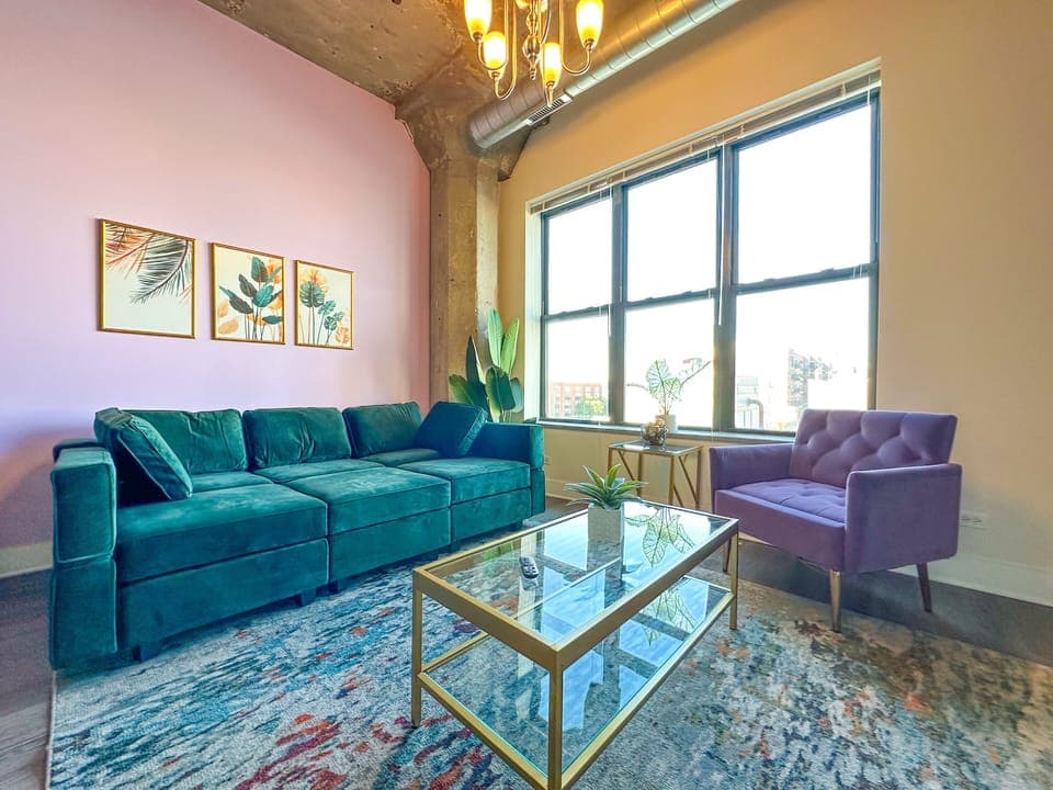 Spacious living room with a lot of daylight and large windows.
