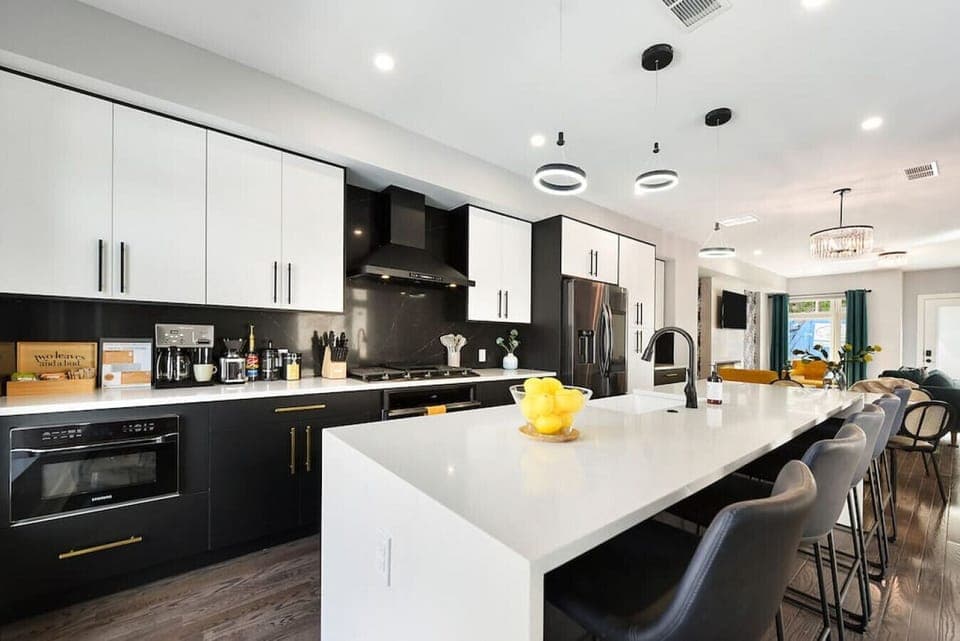 Kitchen with oversized island, perfect for group meals & entertaining