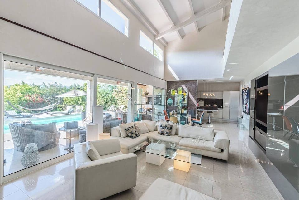 Villa near Cannes city center with swimming pool