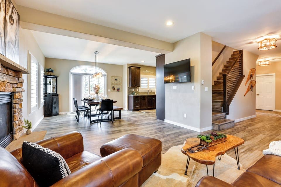 Living Room | Free WiFi | Smart TV | Gas Fireplace