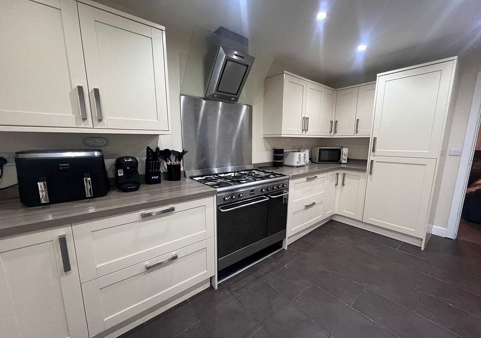 Your home-cooked meals just got better! Fully equipped kitchen awaits. 🍳🥘