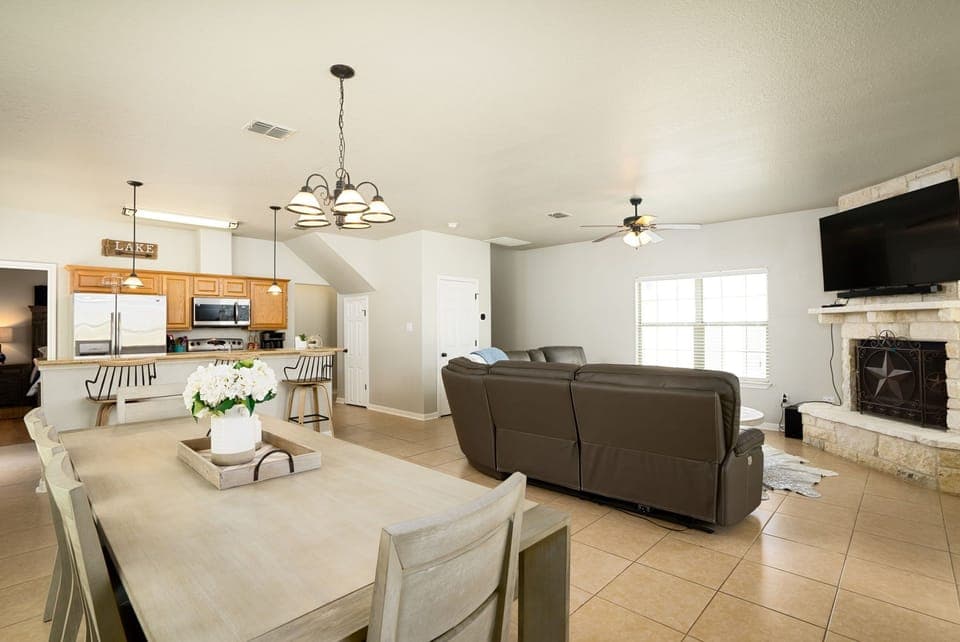 Inviting atmosphere in the open-floor concept living and dining area.