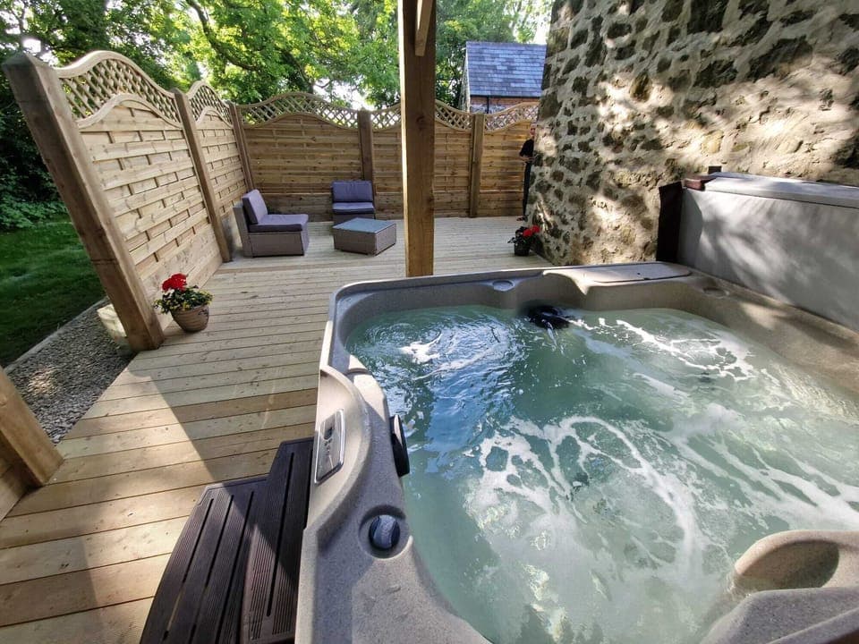 Hot Tub / whirlpool bath (Outdoor)