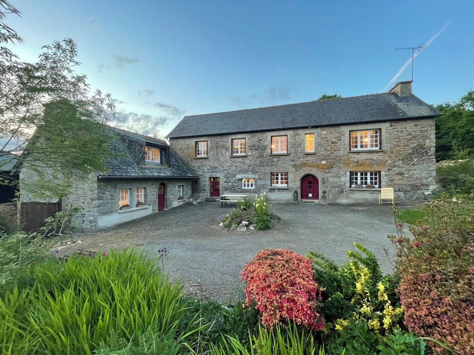 Farmhouse and its cottage