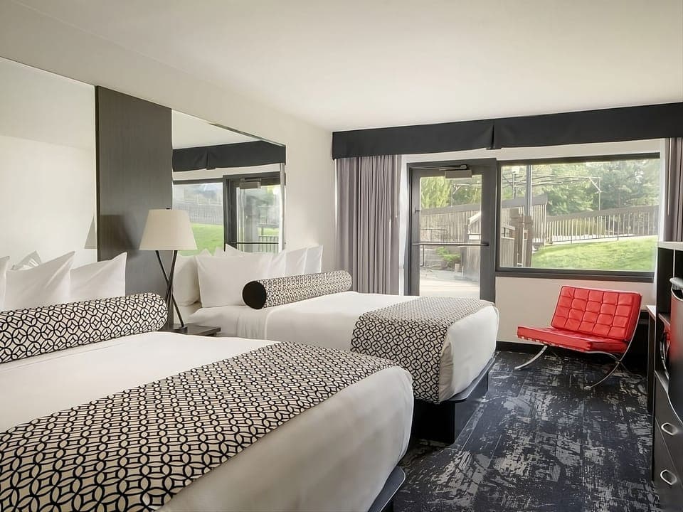 Unit with 2 Queen beds. Exact unit will be assigned upon arrival. Views, colors, and decor may vary.