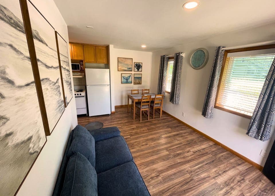 Looking from the sofa to the dinning area. Notice that there is no TV. 