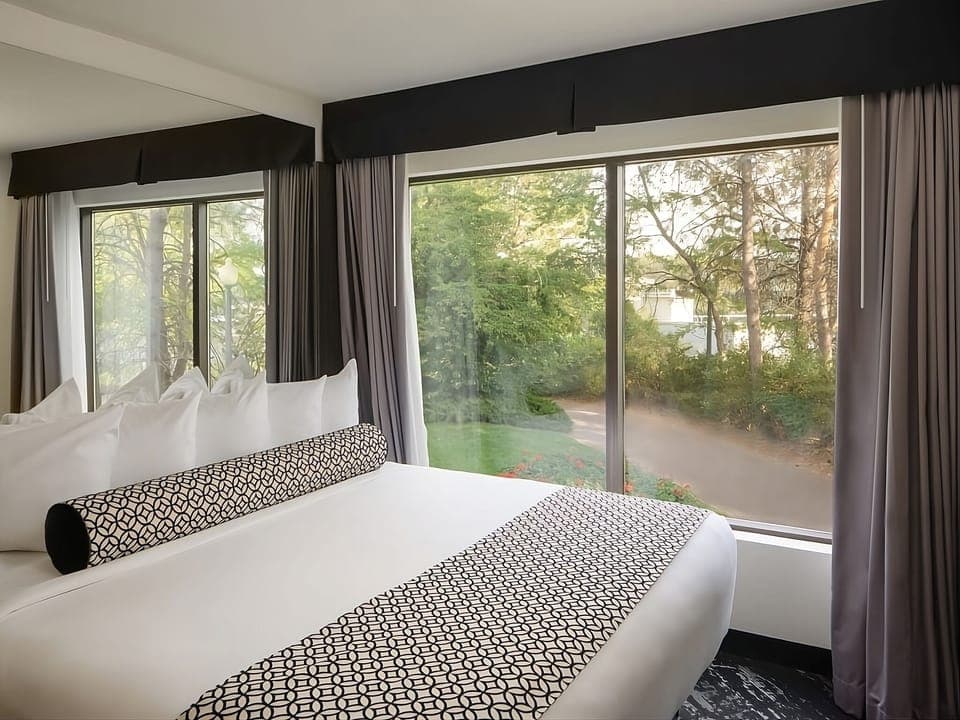 Unit with King bed. Exact unit will be assigned upon arrival. Views, colors and decor may vary.