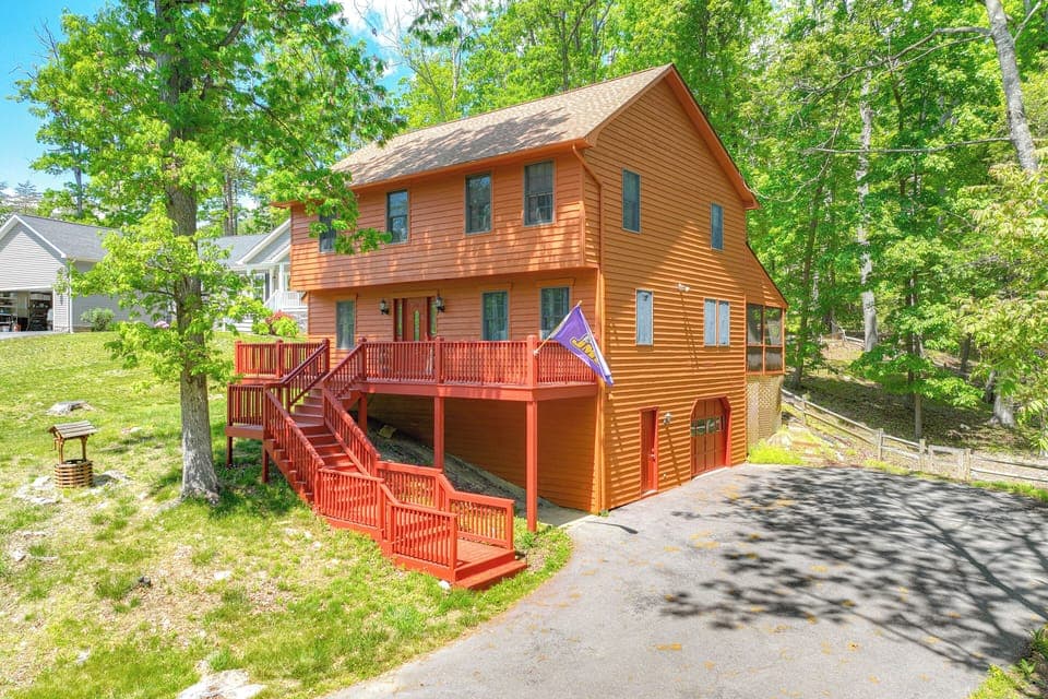 McGaheysville Vacation Rental | 4BR | 2.5BA | 2,000 Sq Ft | Staircase to Enter