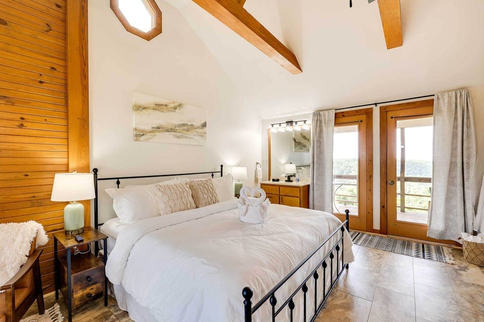 Eureka Springs Vacation Rental | Studio | 1BA | 340 Sq Ft | 2 Steps to Access