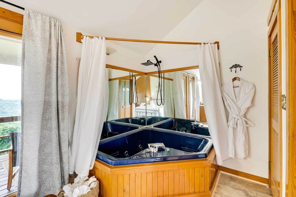 En-Suite Bathroom | Jetted Tub | Towels Provided | Complimentary Toiletries