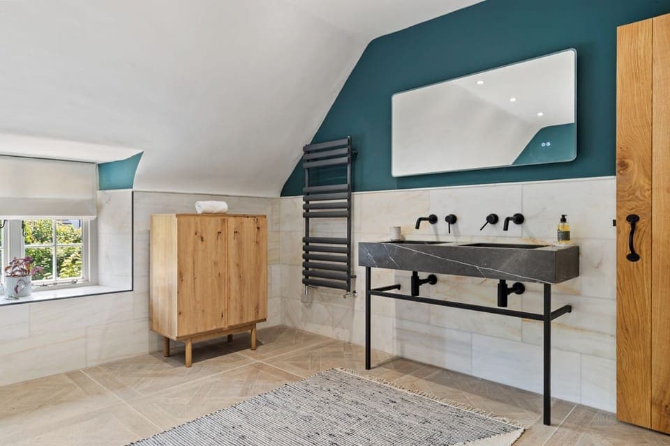 A bathroom at Teacher's Cottage, Gower