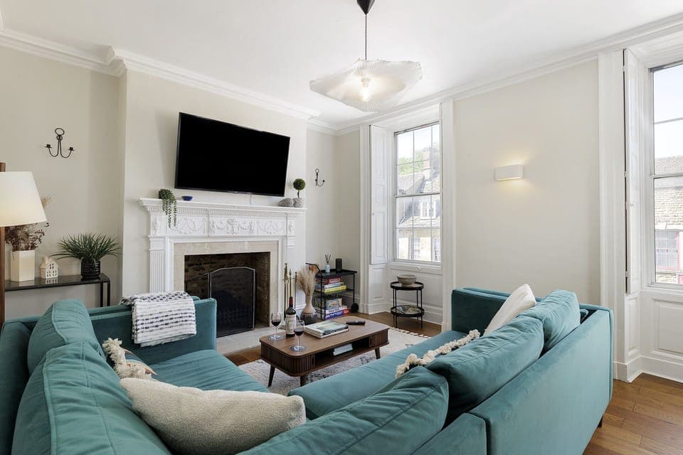 Molls Yard Sitting Area - StayCotswold