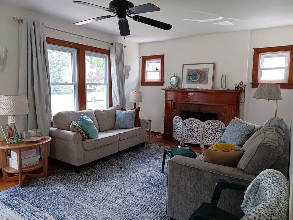 Living Room with plenty of seating and Ceiling Fan