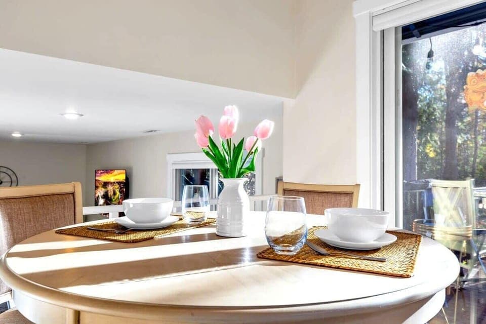 Enjoy your breakfast next to sunshine