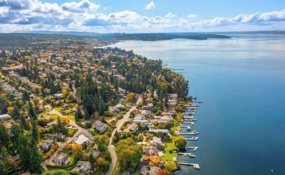 Welcome to Kirkland, WA! Lake just minutes away. 