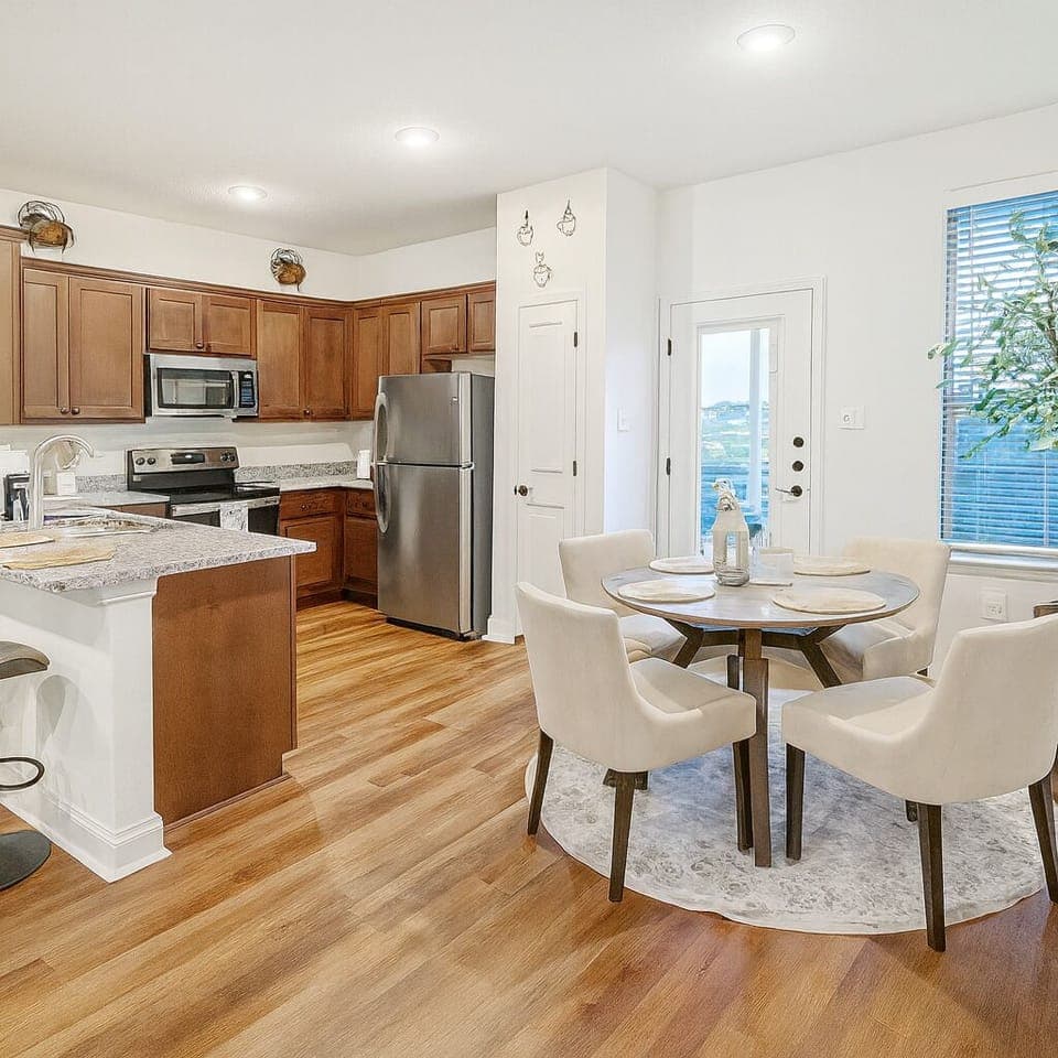 Full Kitchen and spacious dining area