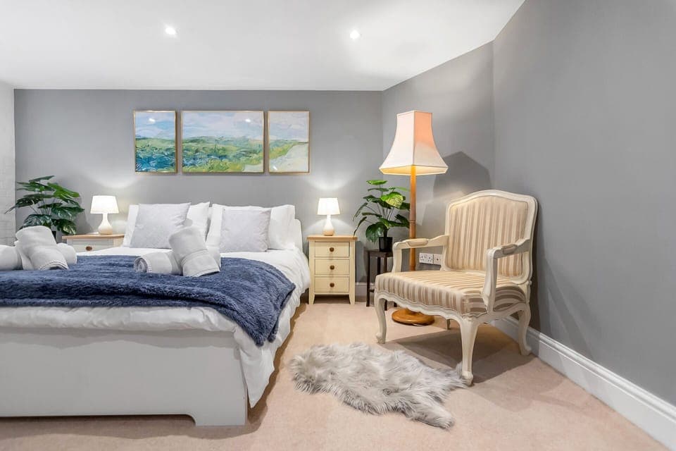 Stylish main kingsize bedroom with comfy bedding