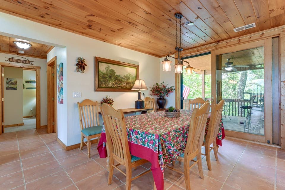 Dining Area | Dishware & Flatware Provided