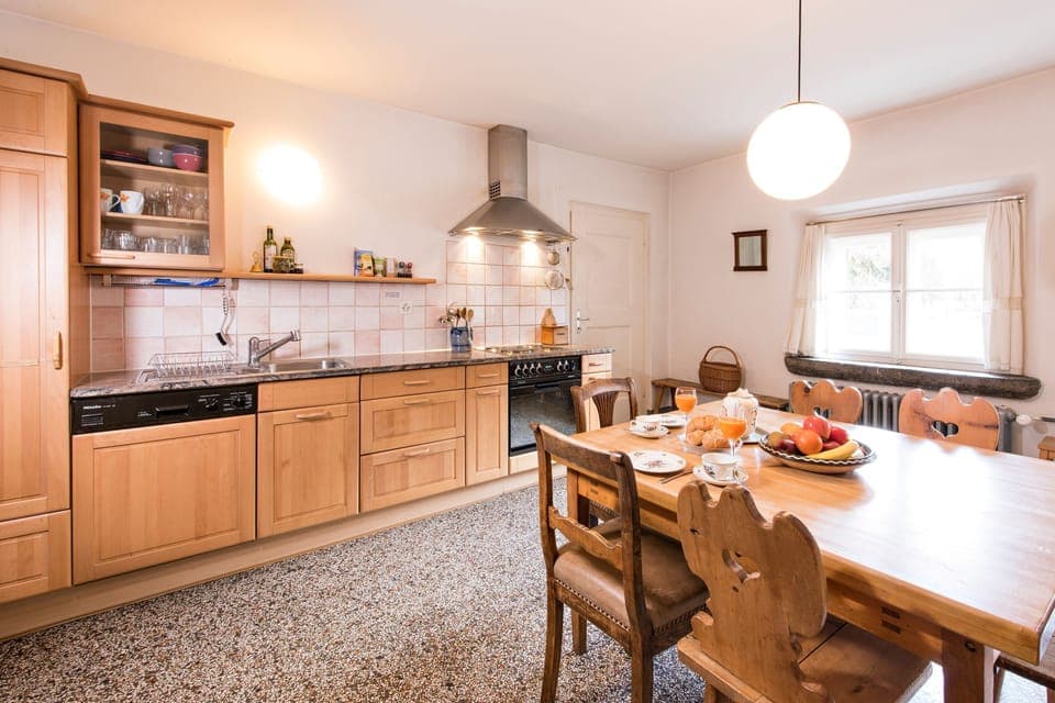 Kitchen with hob, oven and kitchen table