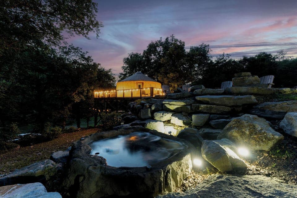 Sky View Yurt and Boulder Hot Tub