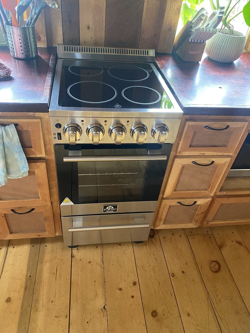 Fantastic brand new oven with electric stove top! 