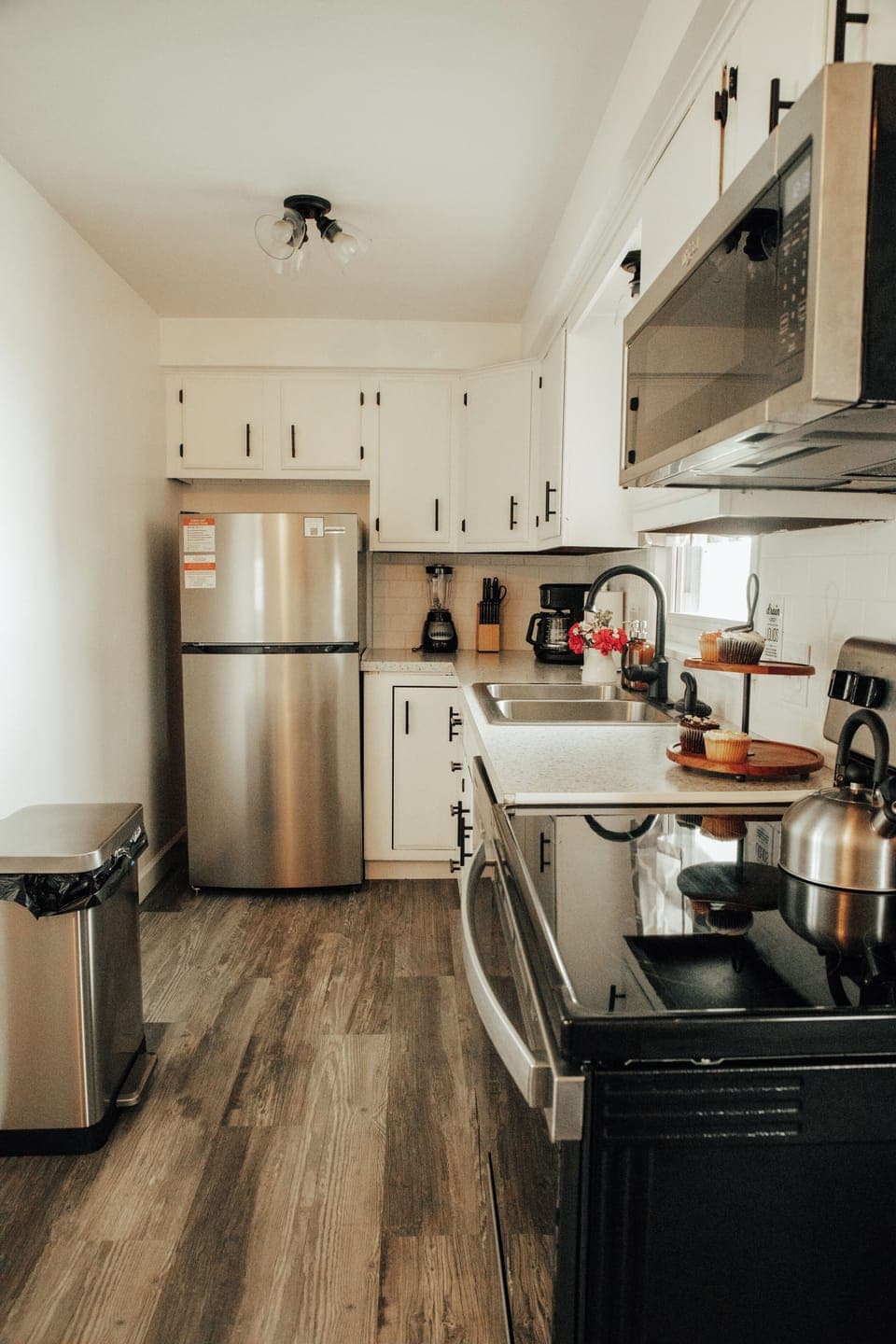 Charming kitchen, ideal for cooking and entertaining.