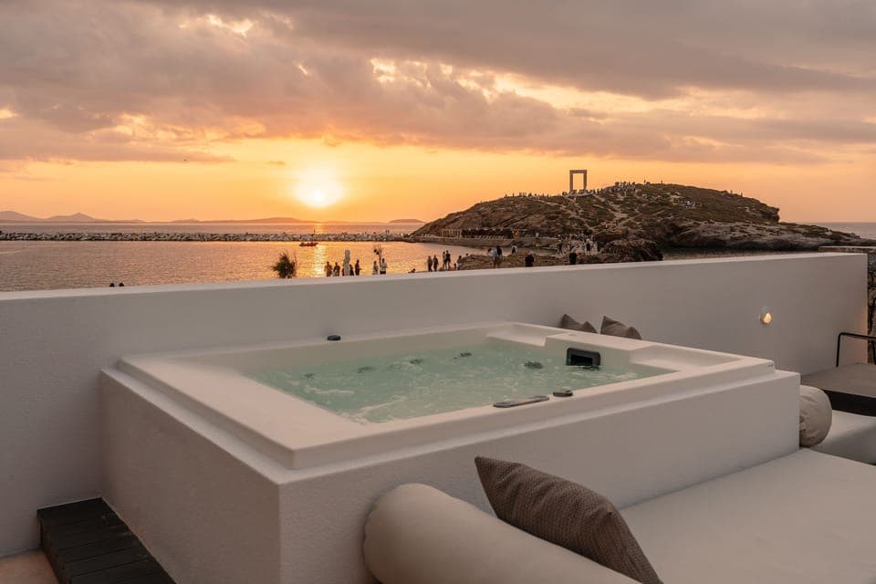 Outdoor spa tub
