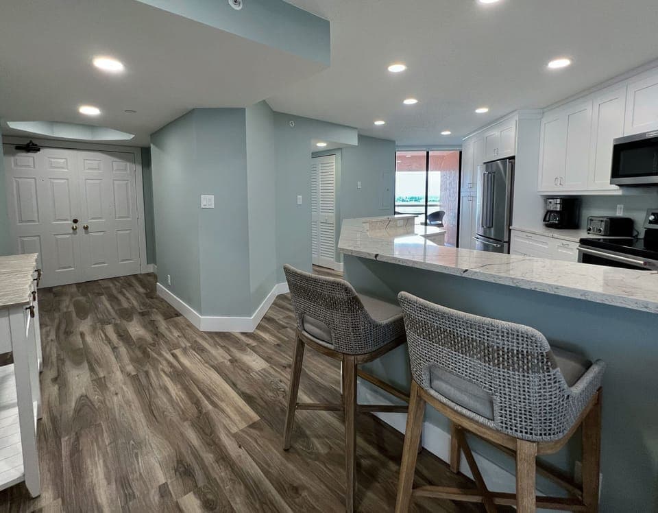 View of the open kitchen and front entry door. There is a balcon - View of the open kitchen and front entry door. There is a balcony right off the kitchen, past the fridge. Enjoy your morning coffee or tea with a view!