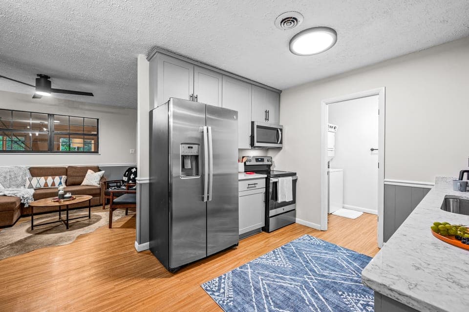 Full size fridge/freezer w/filtered water and ice dispenser 