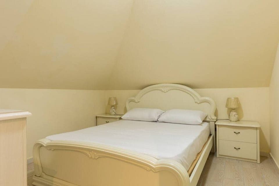 Bedroom 3 - Double room (King Size | First floor)