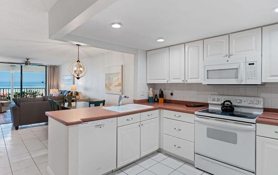 Kitchen & Dining Area