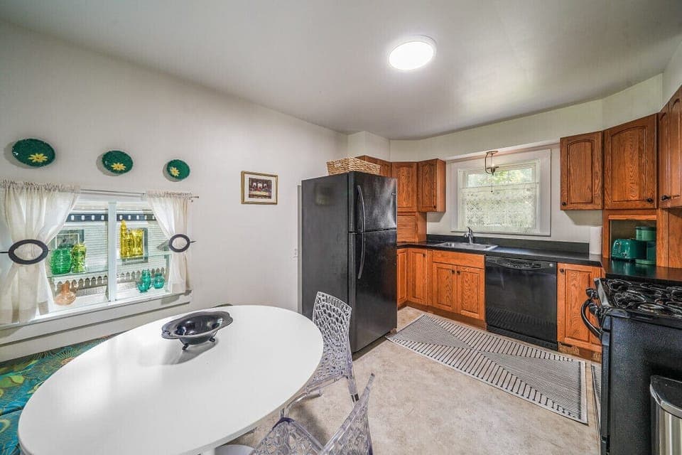 Eat in Kitchen with Dishwasher, Toaster, Microwave, Keurig Coffee Maker