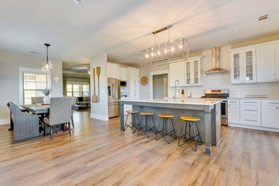 Kitchen & Dining Area | In-Unit Laundry | 5 Mi to Downtown Russellville